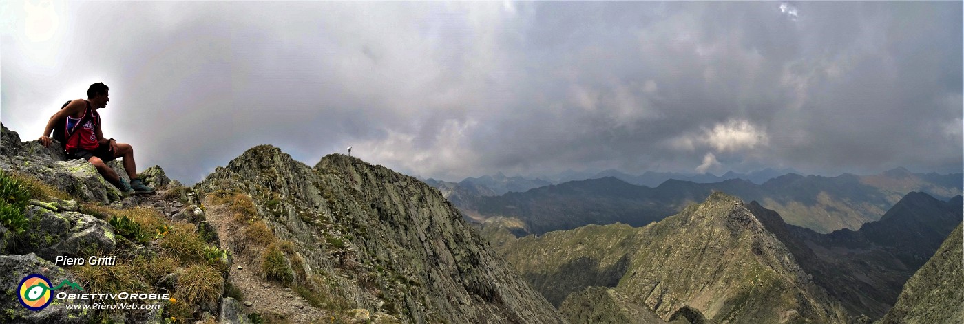 42 Da Cima Aga (2720 m) panorama verso la Madonnina e il Pizzo di Cigola.jpg